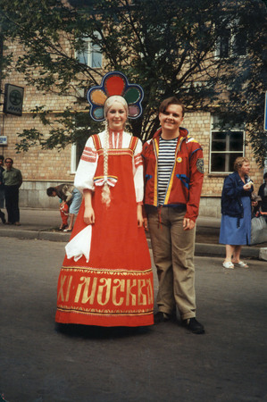 Misha Klesh and Festival beauty. Moscow. 
1985. 
From Mikhail Boyko collection