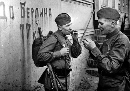 Анатолий Морозов.
На перекрестке военной дороги. 
1945