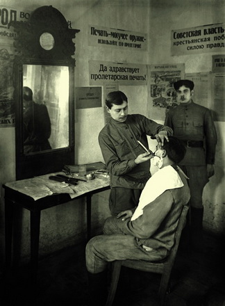 Unknown photographer.
The Commander of the Reserve Cavalry Division of the 7th Army at the Hairdresser’s. Ostashkov. 1918.
Multimedia Art Museum, Moscow / Moscow House of Photography
