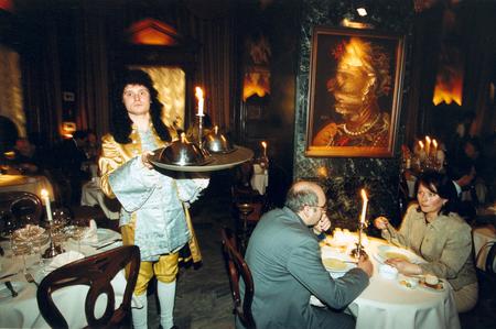 Официанты ресторана Ностальжи обслуживают посетителей в одежде эпохи Людовика XIII