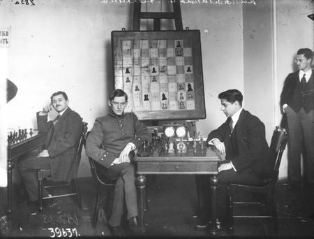 Капабланка и Алехин за игрой на шахматном турнире