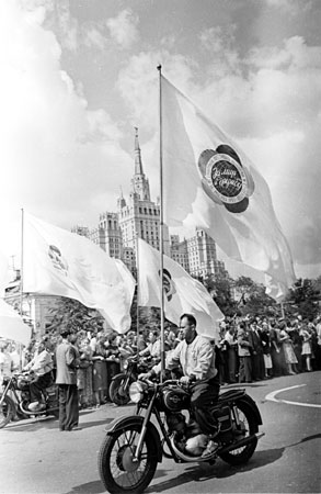 Victor Akhlomov.
VI World Festival of Youth and Students.
Moscow. Sadovoe Koltso. 
1957