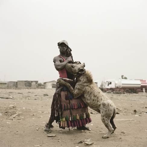 Питер Хьюго.
Абдуллахи Мохаммед и Майнасара. Оджере-Ремо, Нигерия, 2007.
Из серии «Гиена и другие люди».
© Pieter Hugo