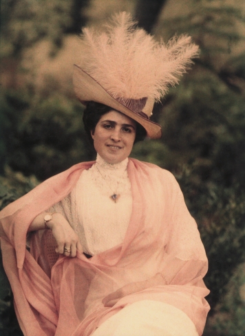 Pyotr Vedenisov. Portrait of woman in a hat with feathers (Nasakova). Yalta, Taurida Province. 1913. Digital print from autochrome. MAMM collection