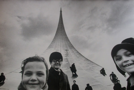 Nina Sviridova, Dmitri Vozdvijenski.
At a monument