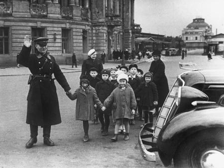 Неизвестный автор.
Милиционер переводит детей через улицу. 
1941. 
Из собрания Центрального музея МВД России