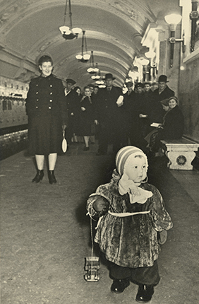 Михаил Грачев.
В метро.
Москва,
1950-е.
Собрание МАММ
