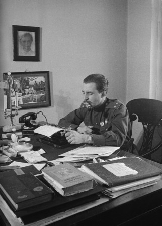 Георгий Петрусов.
Константин Симонов в своём кабинете во время войны. 
1941-1945 гг.