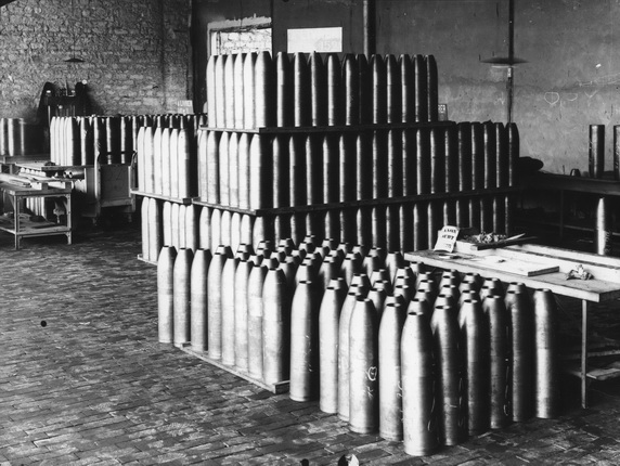 Unknown photographer.
Missile production shop. 155mm shell. Boulogne Billancourt, France, 1916.
Interne Renault, Presse.
© Photographer unknown / All rights reserved