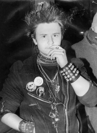 Дима Хэнк — один из основателей панк-хардкор группы «Чудо-Юдо», игравшей на московской подпольной сцене 1980-х. В перерыве между выступлениями. 
Из архива Димы Хэнка