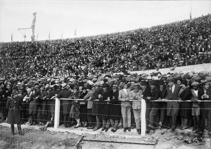 Spectators at the slope and at the “Ámsterdam” stand, during a game between Uruguay and Peru the day of the opening of the Centenario Stadium.
