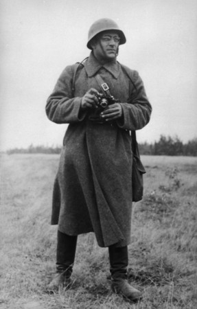 Неизвестный автор.
Фотограф Георгий Петрусов на фронте. 
1941-1945 гг.