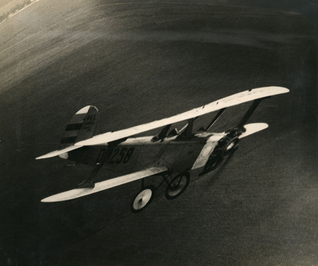 Martin Munkacsi.
The Munich flying school – two planes meet. Bavarian Alps.
1928.
In: UHU 4/1934.
Vintage print.
Courtesy: ullstein bild