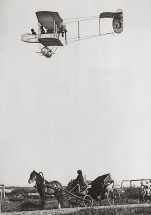Unknown photographer.
Farman biplane and carriage at corps airfield. 1911.
Collection of Multimedia Art Museum, Moscow / Moscow House of Photography Museum