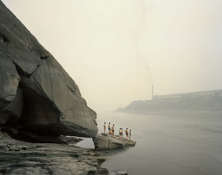 Nadav Kander.
Bathers, Yibin, Sichuan. 
2007. 
From “Yangtze, The Long River Series” series
Chongqing, China. 
© Nadav Kander Courtesy of Flowers Gallery.
Prix Pictet, 2009
