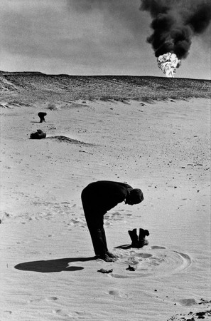 Mark Riboud.
Worker praying, Saudi Arabia. 
1974. 
© Marc Riboud