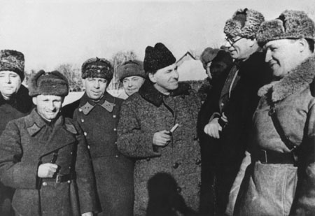 Виктор Руйкович.
Генерал Андрей Власов и писатель Илья Эренбург. 
1942