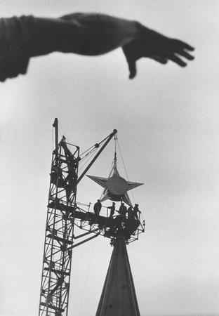 Mark Markov-Grinberg.
Change of symbols. Installation of a star on the Kremlin tower. 
1935