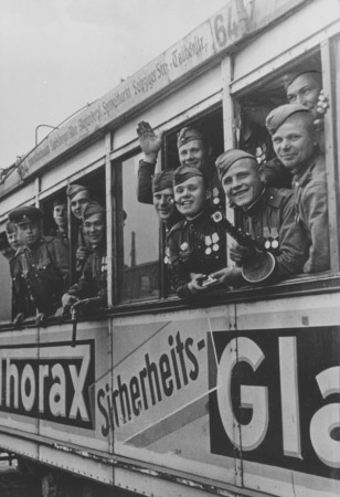 А. Линдорф.
В берлинском трамвае – сталинградцы. Германия. 
1945. 
Собрание Московского Дома фотографии
