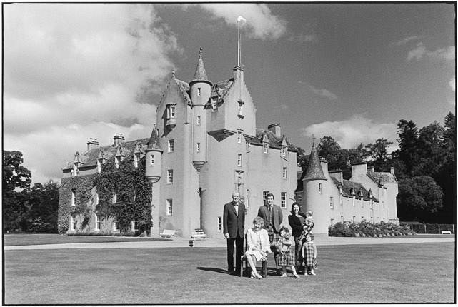 Elliott Erwitt.
The Macpherson-Grant family, Ballindalloch Castle, Ballindalloch, Moray