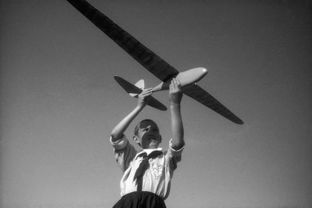 Mikhail Prekhner.
Model aircraft enthusiast. 1934.
For the magazine USSR in Construction, 1935, №1.
Silver gelatin print