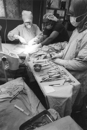 Жан Мор.
Наблус, операционная - Сотрудничество между палестинскими врачами и специалистом МККК во время челюстно-лицевой операции. 
2002