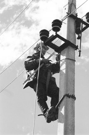 Электромонтер высоковольтных линий, Московская область. 
2002