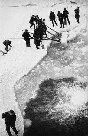Обломки льда вокруг зажатого льдами парохода «Смоленск»