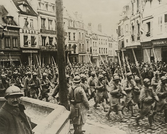 Unknown author
The victorious French troops marching
through Noyon, 1915-1918.