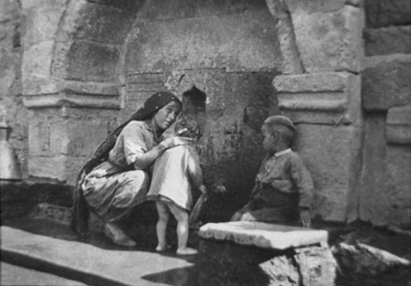 Юрий Еремин.
Женщина с мальчиком около стены. 
1928. 
Частное собрание