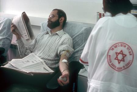 Жан Мор.
Сдача крови в центре израильского общества Красного Щита Давида в Иерусалиме. 
2002