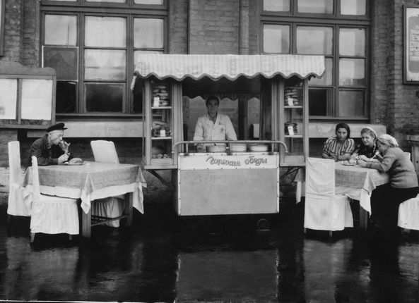 Неизвестный автор.
Дорожный ресторан на перроне станции «Кавказская-I». 1954.
Собрание МАММ