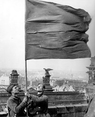 Анатолий Морозов.
Знамя победы. Берлин. 
2 мая 1945