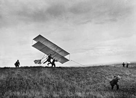 Jacques-Henri Lartigue.
Start of ZYX 24. Piru,Zissu,George, Lui. Dede and Rober trying to get off the ground. Rouzat 
September, 1910. 
© Ministry of culture and communications of France / Association of Jacques-Henri Lartigue’s friends