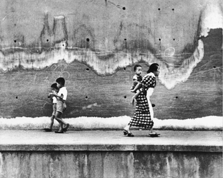 Николя Бувье.
Стена. 
1956. 
Токио, Япония