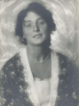 Василий Улитин.
Портрет молодой женщины. 
1919