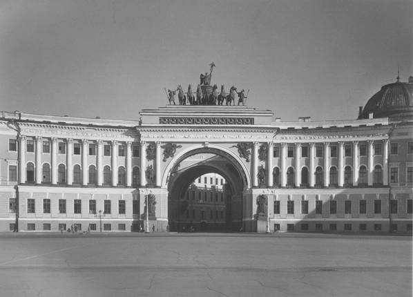 Sergei Shimansky.
General Staff Building from Palace Square.
Architect Carl Rossi.
Leningrad.
1949.
Collection of Multimedia Art Museum, Moscow