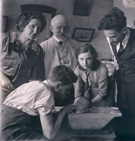 Ilya Rautenshtein «Around the new-born», 1912. From the collection of the «Moscow House of photography»