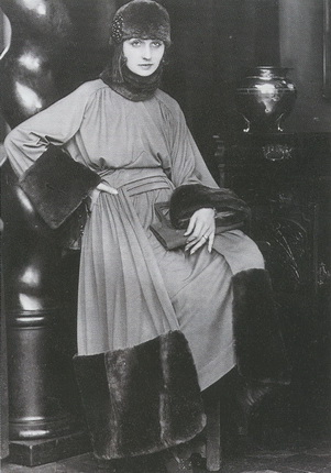 Becker & Maass Studio. A La Russe Dress. 1920. Art Library (Kunstbibliothek) collection, the Berlin State Museums