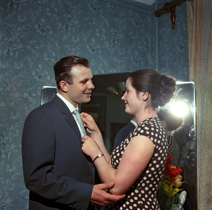 Yakov Ryumkin.
Cosmonaut Yuri Gagarin at home with his wife, Valentina.
1962.
Ogoniok archive