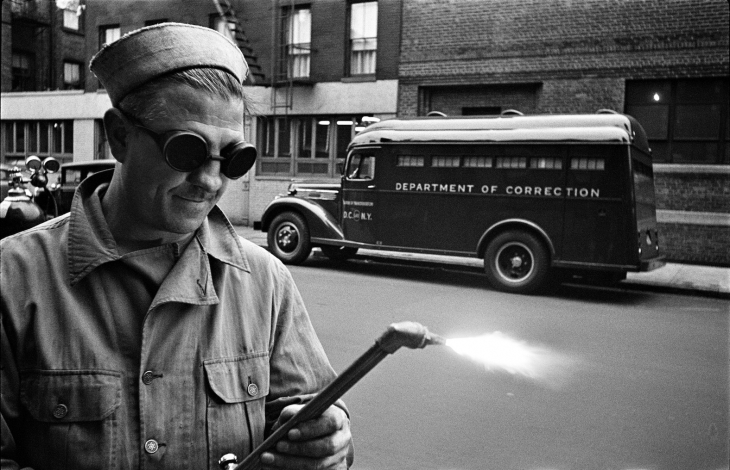 Stanley Kubrick.
Paddy Wagon. 
1948. 
Rights of Reproduction: ICCARUS/Rainer Crone, Munich, Germany. Courtesy Library of Congress, Washington D.C. and Museum of the City of New York, New York City, United States