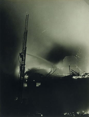 Брассай.
Пожар. 
ок. 1930-1932 гг. 
© Collection Centre Pompidou, Dist. RMN/image Centre Pompidou/ Estate Brassai