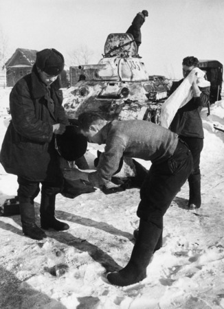 Sergey Korshunov.
Northwestern front. Tankmen are washing 
1942. 
Moscow House of Photography museum