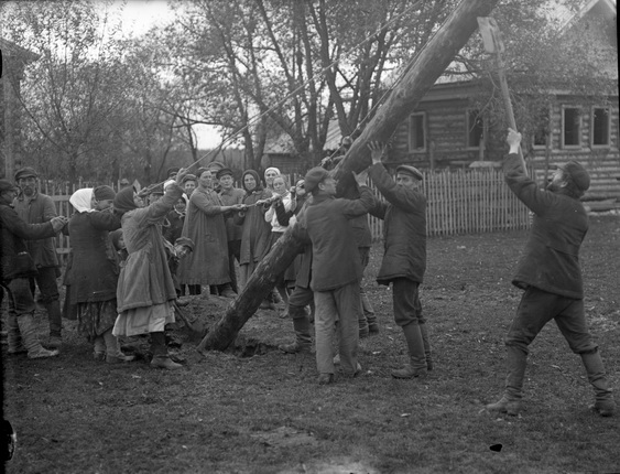Arkady Shaikhet. Installation of poles in the village of Botino. Moscow Province. 1925. Digital imprint. Collection of MAMM