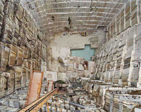 Эдвард Буртынски.
Иберийские каменоломни. Cochicho Co. 
2006. 
Португалия, Пардаис. 
© Prix Pictet Ltd 2009
