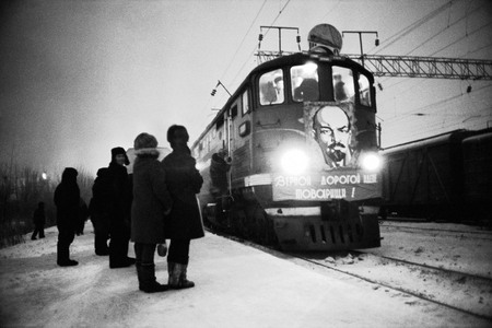 Виктор Ахломов.
Первый поезд на нулевом километре БАМа. Станция «Лена». 
1975. 
Собрание автора