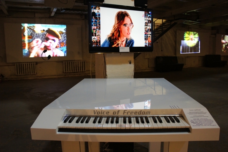 Electroboutique (Aristarkh Chernyshev, Alexei Shulgin), Sergey Kasich.
Voice of Freedom. 2012.
Sound and visual installation, performance
Software, found video, computer, MIDI-keyboard, plastic.
From the artists’ collection.
Supported by the Partisan Museum of Contemporary Art