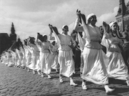 George Petrusov.
Armenian girls on Red Square. 
1936. 
Courtesy Alex Lachmann Gallery (Cologne)