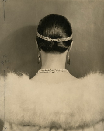 Edward Steichen.
Actress Carlotta Monterey wearing a diamond head bandeau by Cartier and a white ermine wrap with a white fox collar.
Vogue, 1925.
Courtesy Condé Nast Archive.
© 1925 Condé Nast Publications