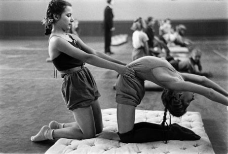 Неизвестный автор.
Занятия в гимнастической секции спортшколы. Москва. 
1946